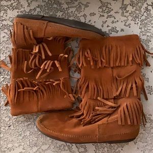Minnetonka 3-layer fringe boot SZ 8